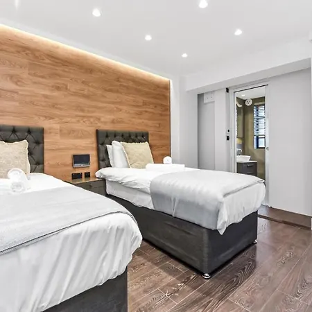 Luxury Abode: 5-Bed Haven Ideal For Big Groups!